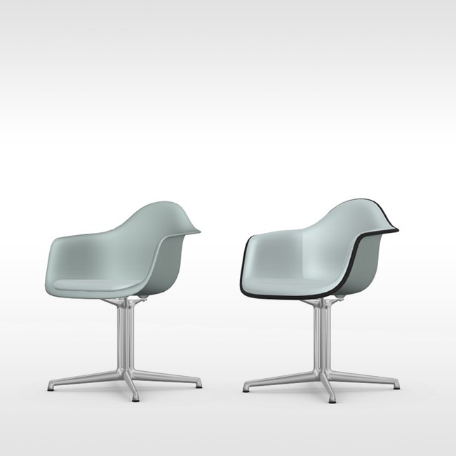 Vitra stoel Eames Plastic Armchair DAL Helder Grijs bekleed door Charles & Ray Eames