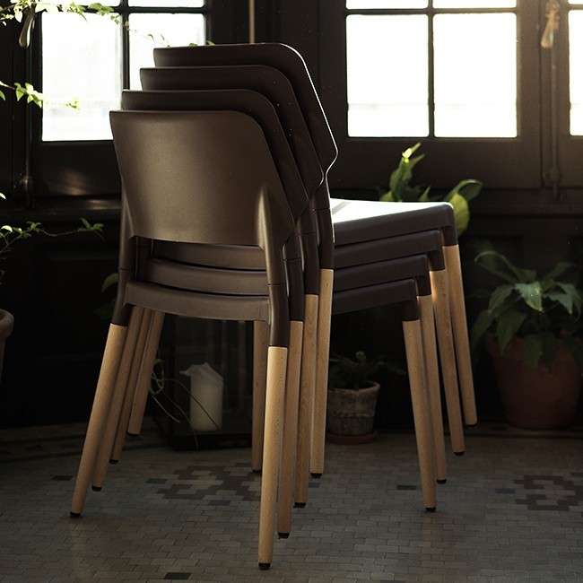 Santa & Cole stoel Belloch met berkenhouten pootstel door Lagranja Design