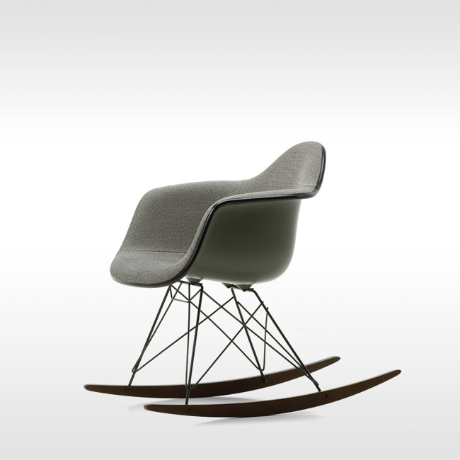 Vitra schommelstoel Eames Plastic Armchair RAR volledig bekleed met esdoorn donker onderstel door Charles & Ray Eames