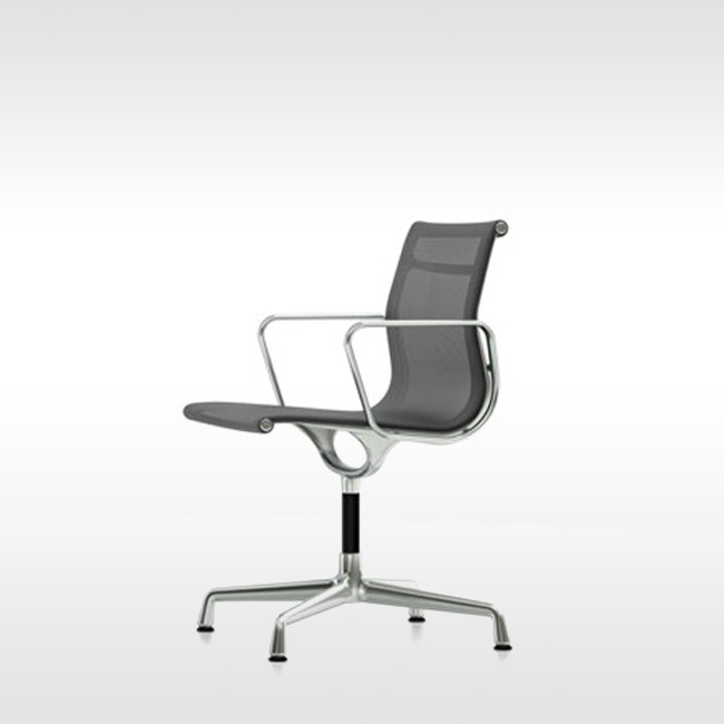 Vitra stoel Aluminium Chair EA 104 netweave door Charles & Ray Eames