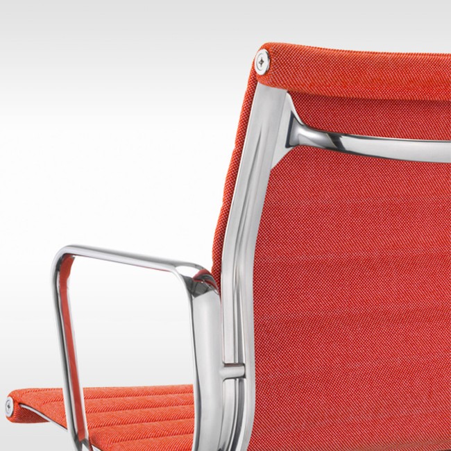 Vitra stoel Aluminium Chair EA 104 stof door Charles & Ray Eames