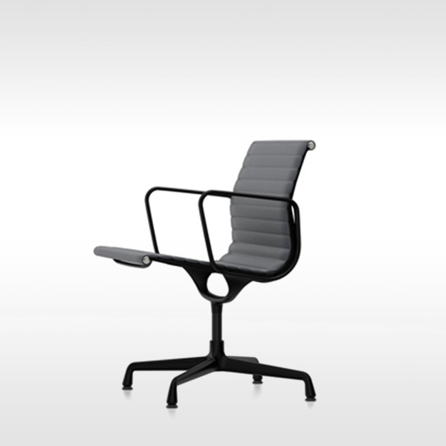 Vitra stoel Aluminium Chair EA 107 leder (zwart frame) door Charles & Ray Eames