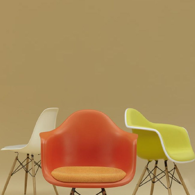 Vitra stoel Eames Plastic Armchair DAW (esdoorn donkerbruin) door Charles & Ray Eames