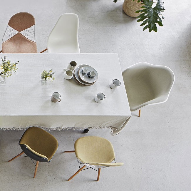Vitra stoel Eames Plastic Armchair DAW Wit bekleed door Charles & Ray Eames