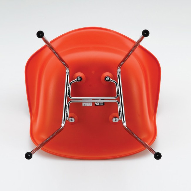 Vitra stoel Eames Plastic Armchair DAX Poppyrood bekleed door Charles & Ray Eames