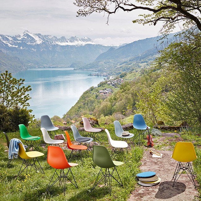 Vitra stoel Eames Plastic Chair DSR Ijsgrijs bekleed door Charles & Ray Eames