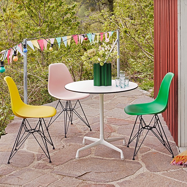 Vitra stoel Eames Plastic Chair DSR Sunlight bekleed door Charles & Ray Eames
