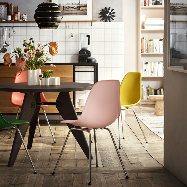 Vitra stoel Eames Plastic Chair DSX Pale Rose bekleed door Charles & Ray Eames