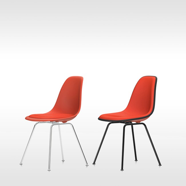 Vitra stoel Eames Plastic Chair DSX Poppyrood bekleed door Charles & Ray Eames