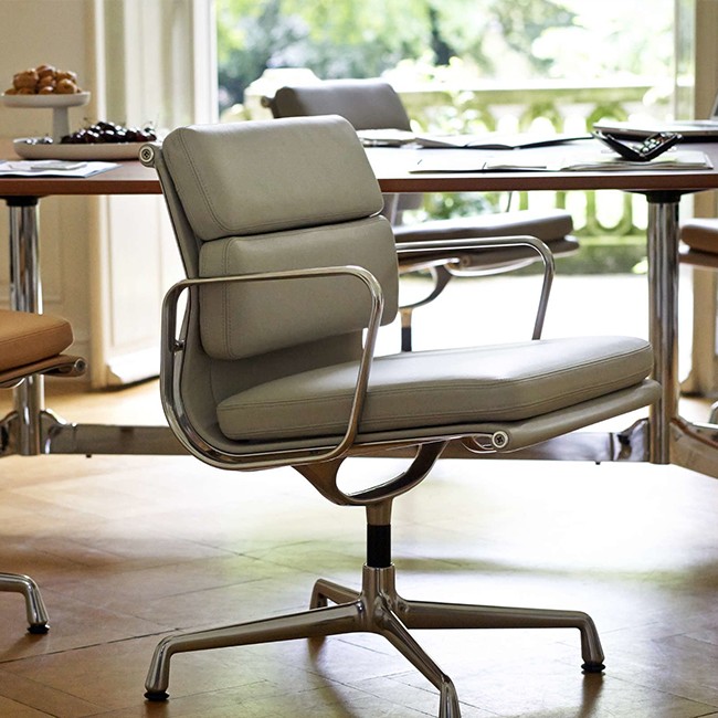 Vitra stoel Soft Pad Chair EA 208 Leder L20 door Charles & Ray Eames